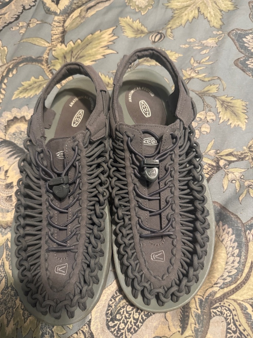 KEEN Men's UNEEK Sandals — Gray in great shape